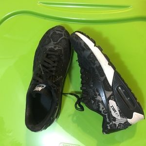 Nike Air Max Tennis Shoes